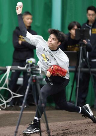 　「マーカレス・モーションキャプチャー」の前で投球練習をする才木（撮影・中田匡峻）