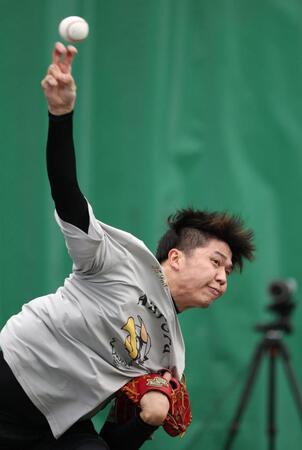 投球練習をする才木（撮影・中田匡峻）