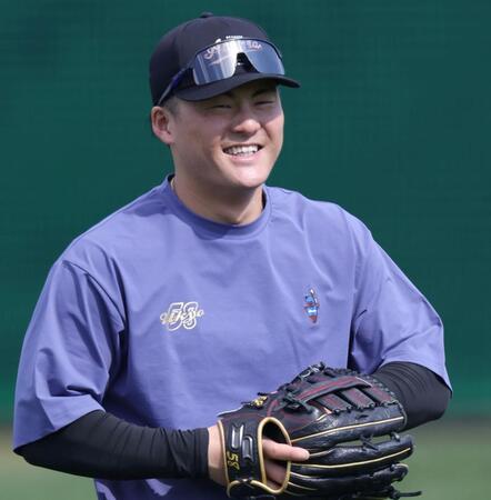 笑顔で守備につく前川（撮影・田中太一）