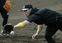 　ノックボールに食らいつく佐藤輝（撮影・田中太一）