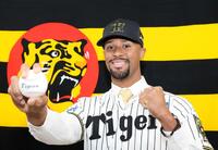 　入団会見を終えて気合を見せるデュプランティエ（撮影・立川洋一郎）