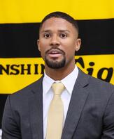 　入団会見に臨むデュプランティエ（撮影・立川洋一郎）