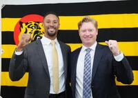 　入団会見を終えて笑顔を見せるデュプランティエ（左）とネルソン（撮影・立川洋一郎）