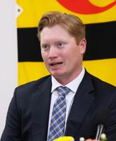 　入団会見に臨むネルソン（撮影・立川洋一郎）