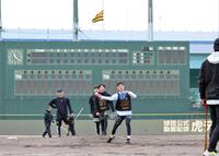 　バックスクリーンを背にノックを受ける今朝丸（撮影・西田忠信）