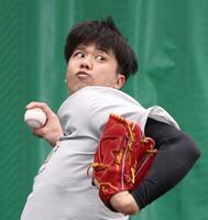 投球練習をする才木（撮影・中田匡峻）