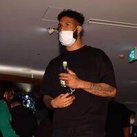 　ミーティングに向かうコンスエグラ（撮影・中田匡峻）