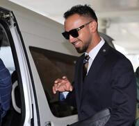 　空港に到着し、車に乗り込むゲラ（撮影・北村雅宏）