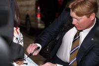 　沖縄に到着早々、子どもにサインするネルソン（撮影・北村雅宏）