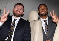 　沖縄入りし、Ｖサインを見せるビーズリー（左）とデュプランティエ（撮影・北村雅宏）