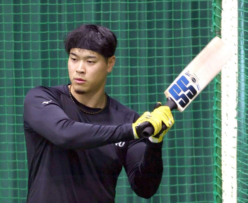 　クリケットバットで打撃練習する佐藤輝（撮影・北村雅宏）