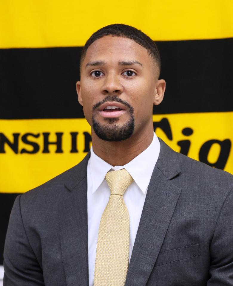 　入団会見に臨むデュプランティエ（撮影・立川洋一郎）