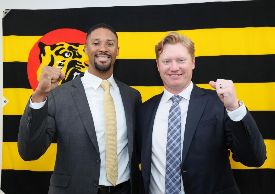 　入団会見を終えて笑顔を見せるデュプランティエ（左）とネルソン（撮影・立川洋一郎）