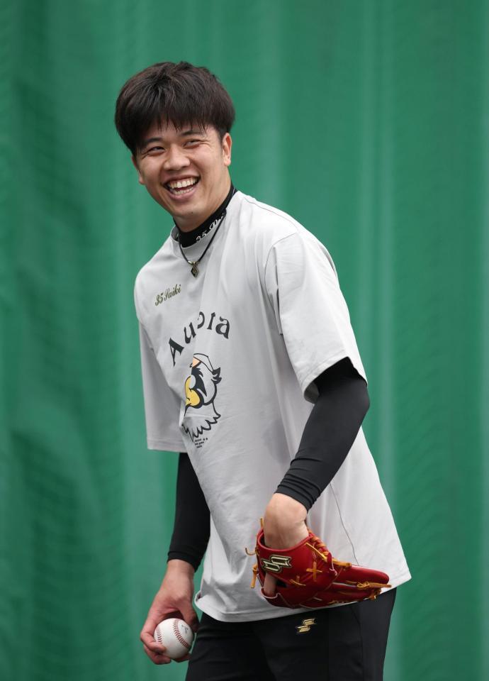 笑顔を見せる才木（撮影・中田匡峻）