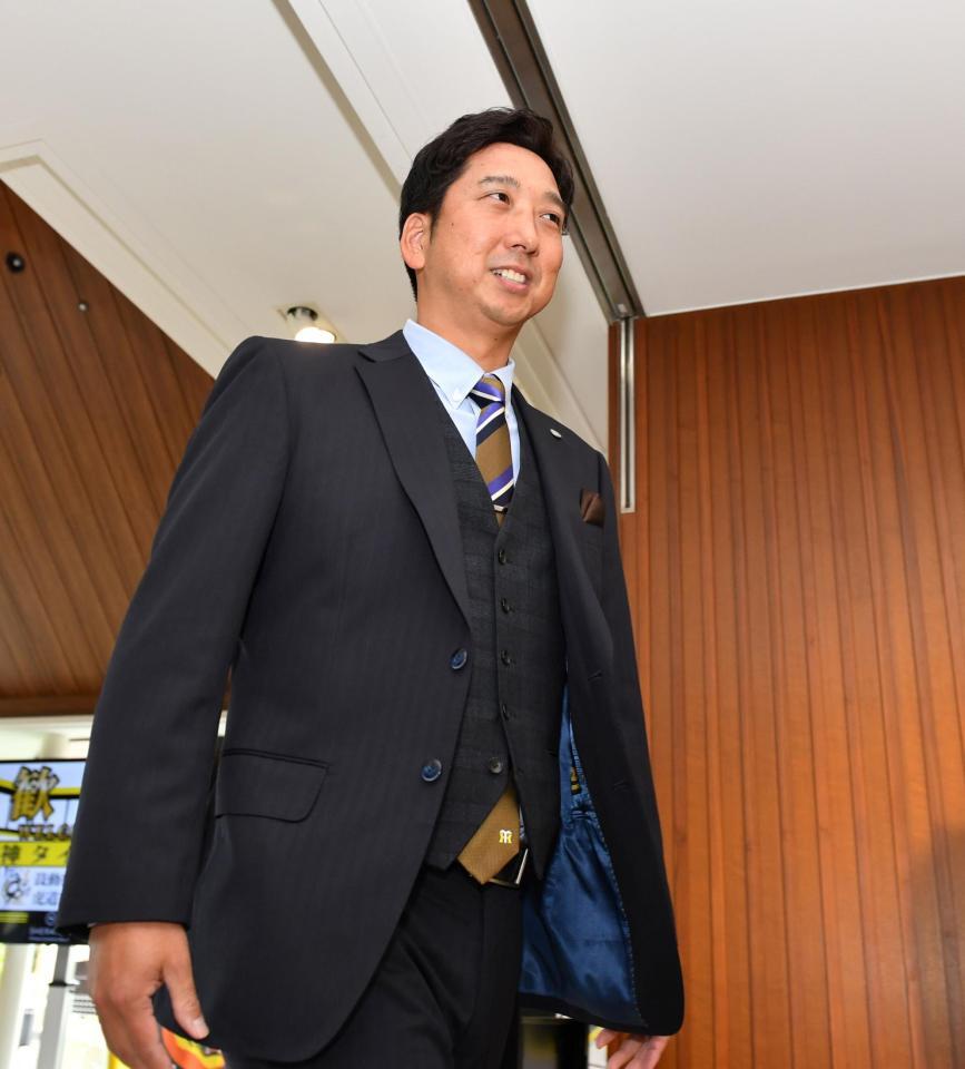 　チーム宿舎に到着した藤川監督（撮影・中田匡峻）