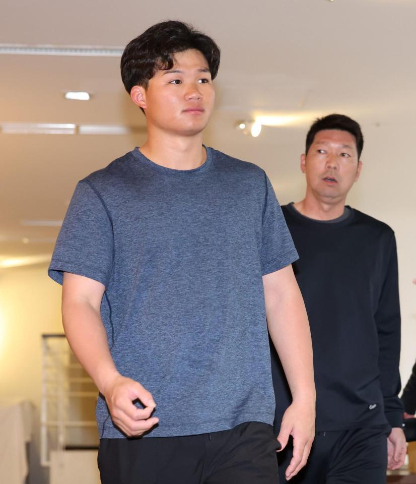 　ミーティングに向かう森下（撮影・中田匡峻）