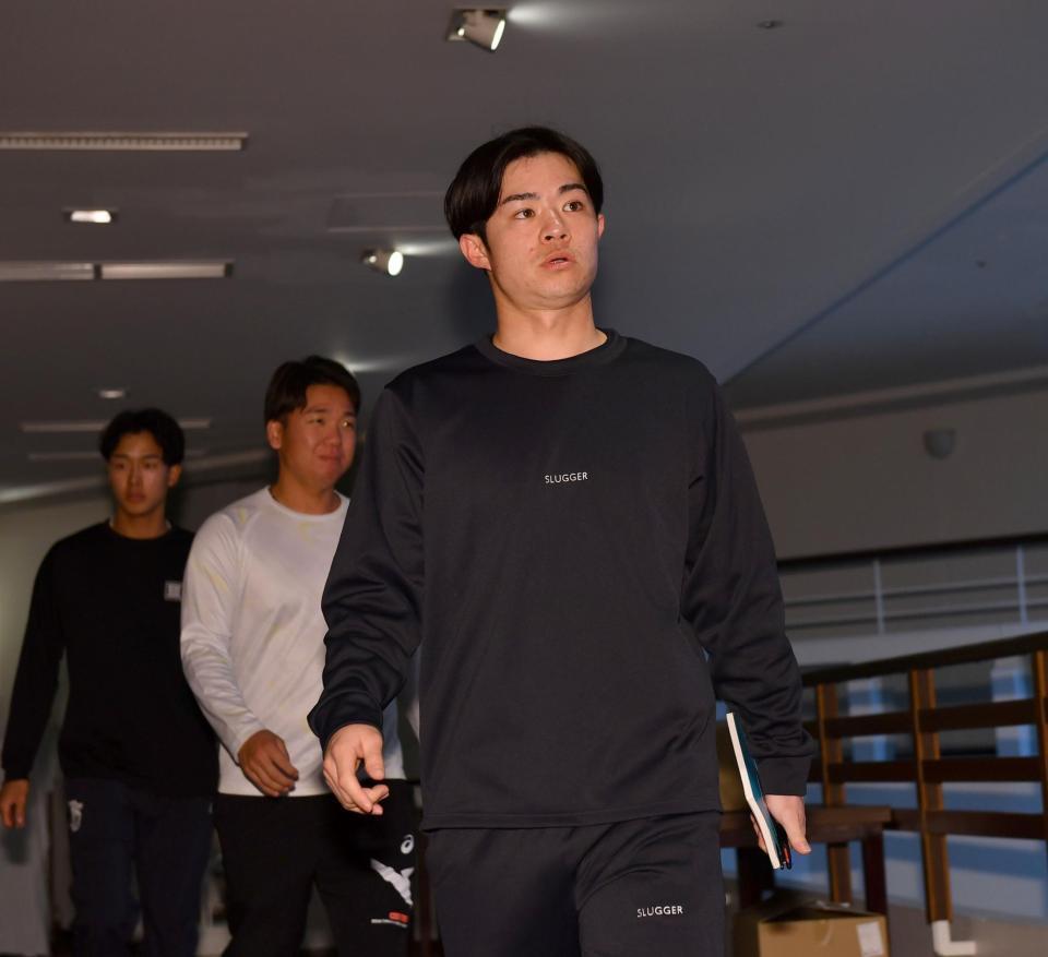 　ミーティングに向かう（手前から）中野、村上、小幡（撮影・中田匡峻）