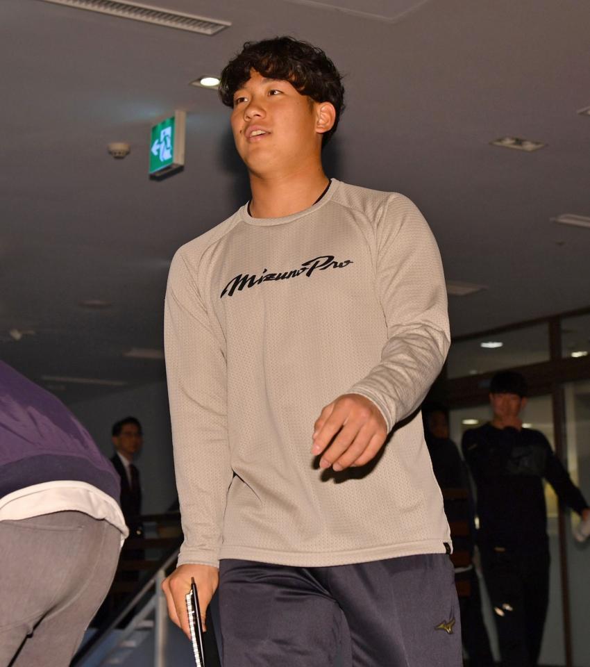 　ミーティングに向かう伊原（撮影・中田匡峻）