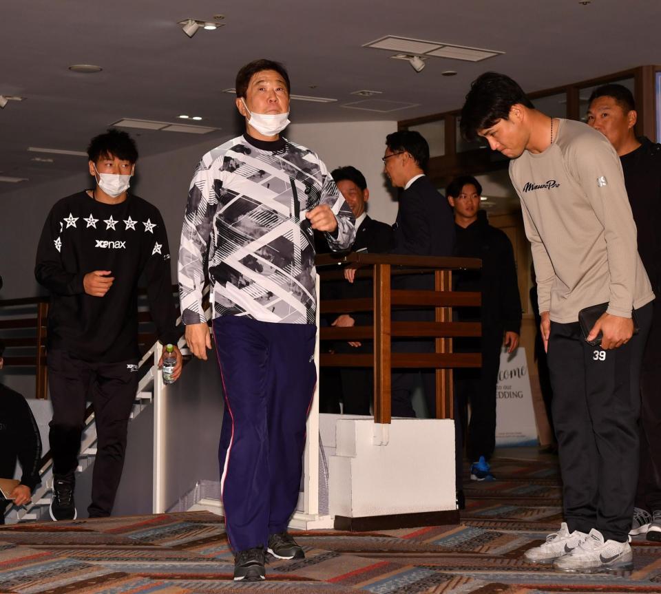 　ミーティングに向かう平田２軍監督。右はあいさつする栄枝（撮影・中田匡峻）