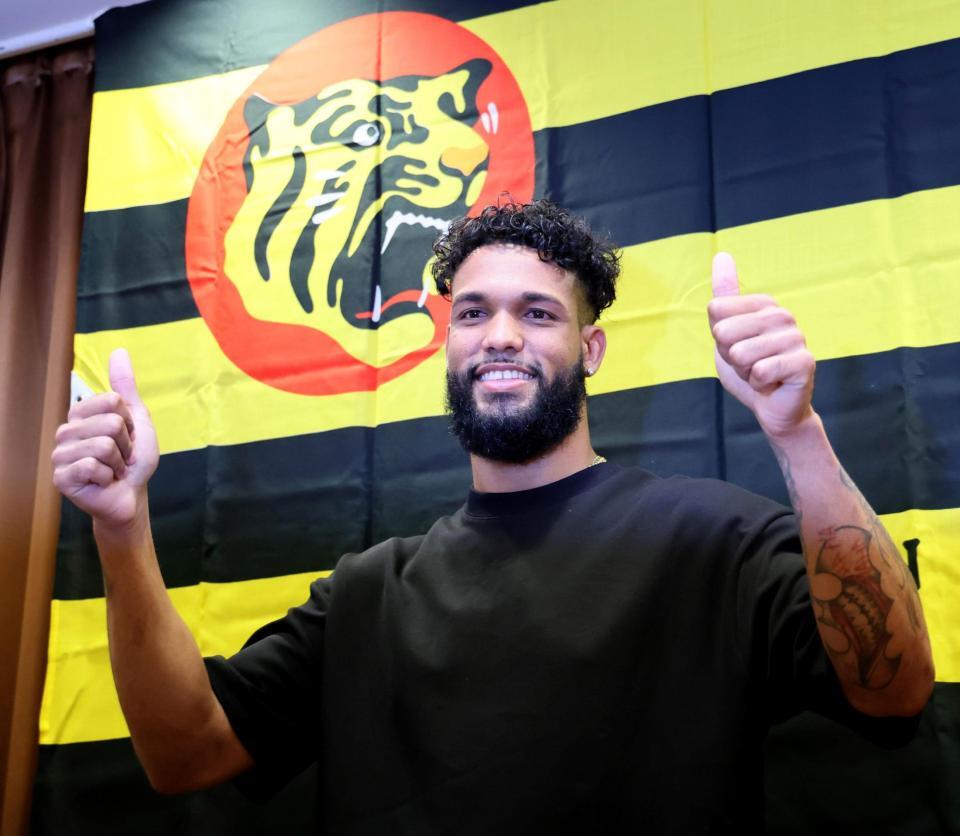 　全体ミーティング後、ポーズを決めるコンスエグラ（撮影・北村雅宏）