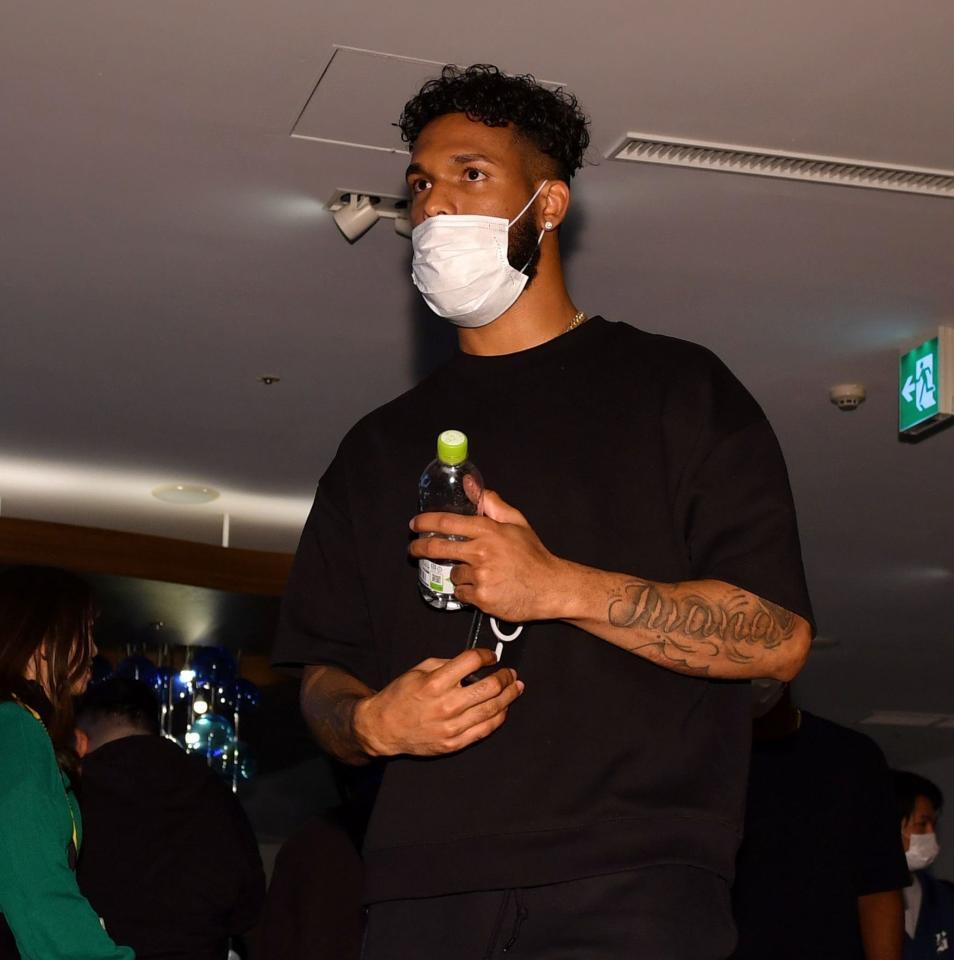 　ミーティングに向かうコンスエグラ（撮影・中田匡峻）