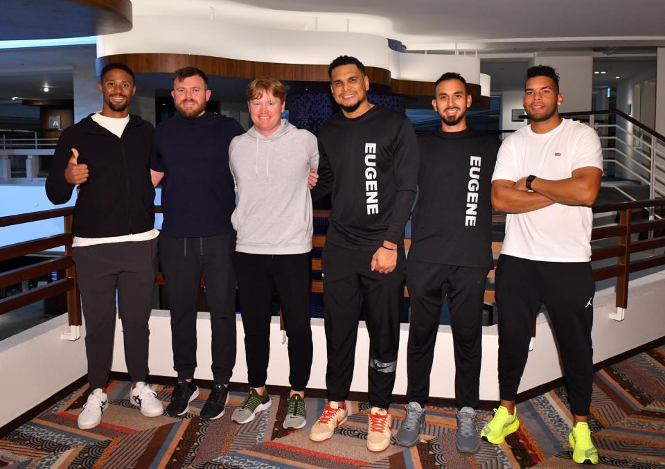 　ミーティングを前に笑顔を見せる（左から）デュプランティエ、ビーズリー、ネルソン、ヘルナンデス、ゲラ、ベタンセス（撮影・中田匡峻）