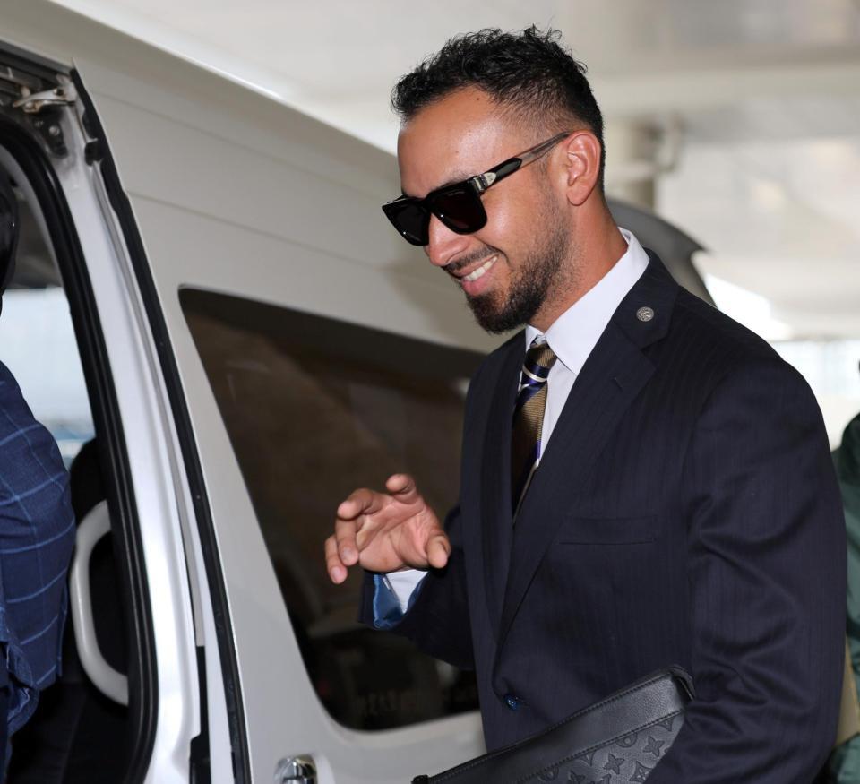 　空港に到着し、車に乗り込むゲラ（撮影・北村雅宏）