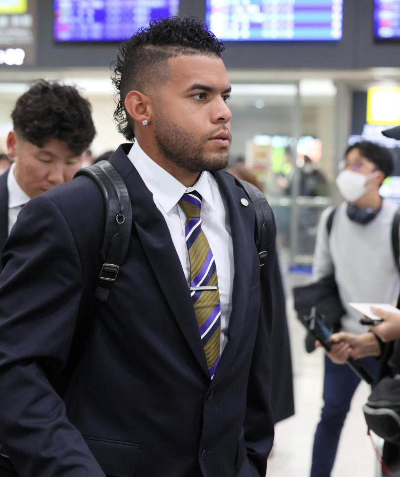 　沖縄入りするベタンセス（撮影・北村雅宏）