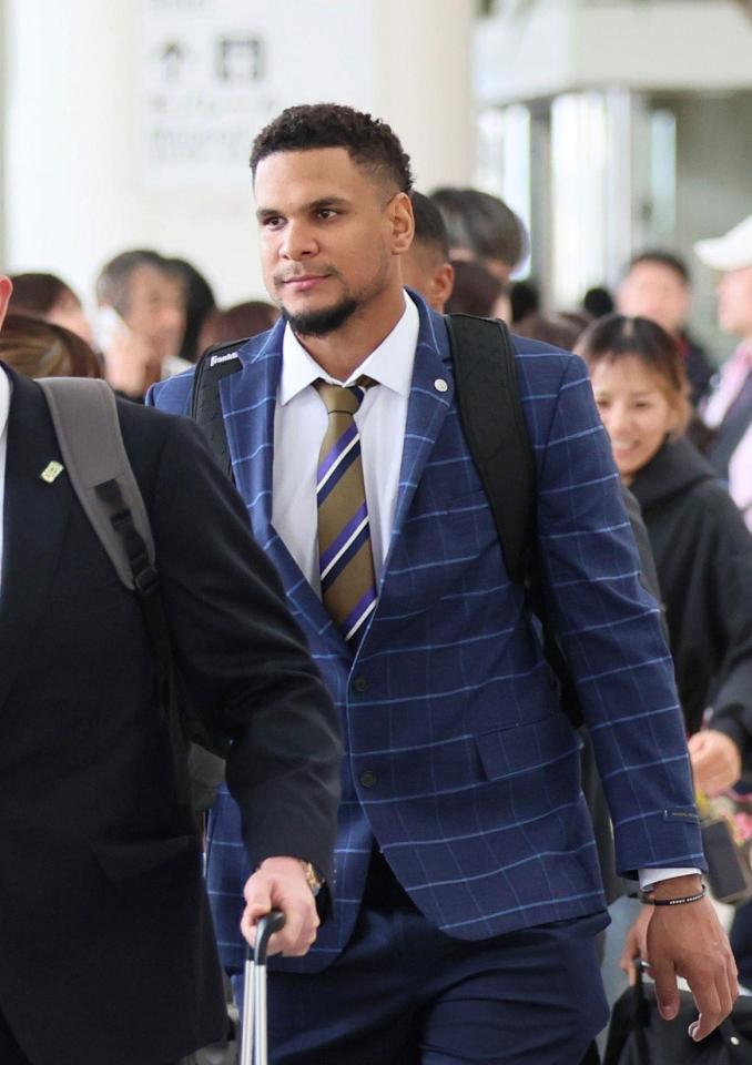 　沖縄入りするヘルナンデス（撮影・北村雅宏）