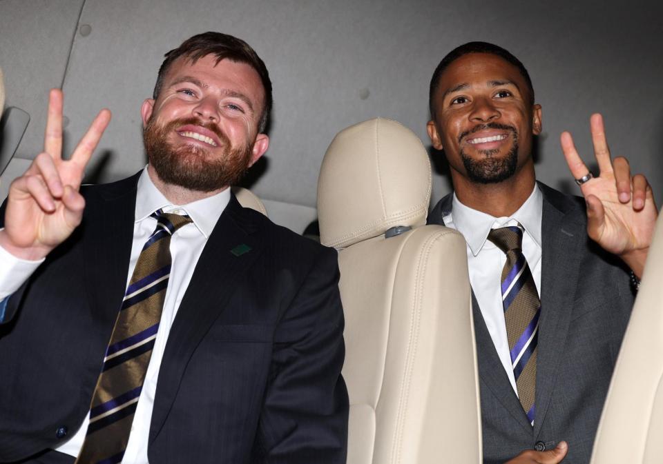 　沖縄入りし、Ｖサインを見せるビーズリー（左）とデュプランティエ（撮影・北村雅宏）