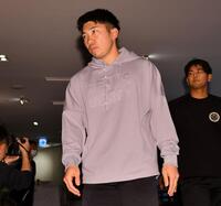 　ミーティングに向かう石井（撮影・中田匡峻）