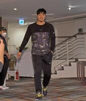 　ミーティングに向かう佐藤輝（撮影・中田匡峻）