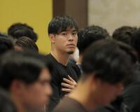 　ミーティングに参加する佐藤輝（代表撮影）