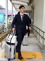 　キャンプインに向け沖縄入りする今朝丸（撮影・山口登）