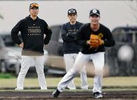 　キャンプ初日、早出練習を見る藤川監督（左）