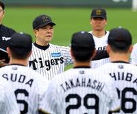 　練習前、ナインに訓示する平田２軍監督（撮影・山口登）