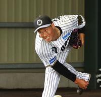 　ブルペンで投球練習する湯浅（撮影・山口登）