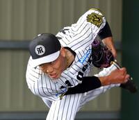 　ブルペンで投球練習する湯浅（撮影・山口登）