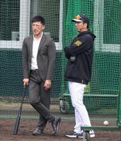 　矢野輝弘氏（左）と話す藤川監督（撮影・中田匡峻）