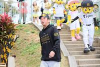 　球場入りする藤川監督（撮影・北村雅宏）