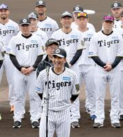 　歓迎セレモニーであいさつする藤川監督（撮影・田中太一）