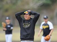 　笑顔で特守を見守る藤川監督（撮影・田中太一）