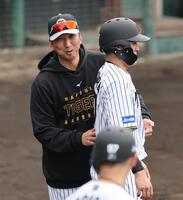 　高寺の体をチェック！？する藤川監督（撮影・田中太一）