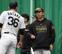 　畠（左）に声をかける藤川監督（撮影・中田匡峻）