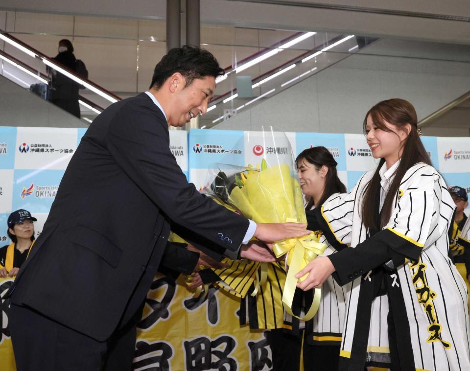 　セレモニーで花束を受け取る藤川監督（左）＝撮影・北村雅宏