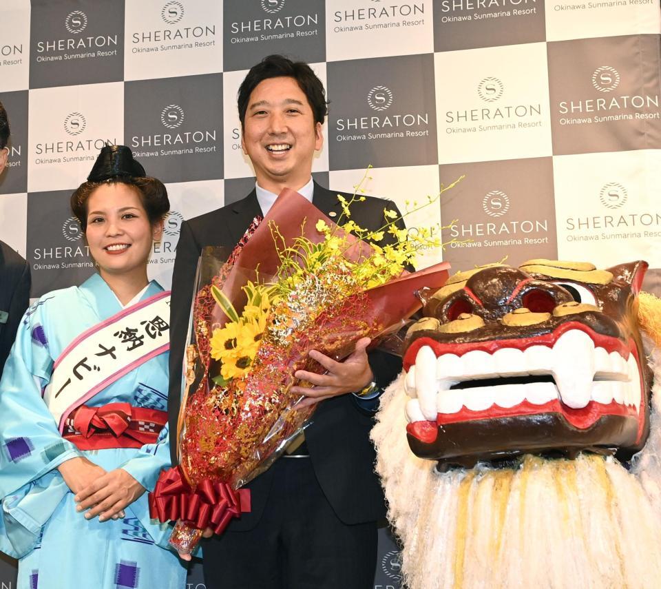 　ホテルに到着し、熱烈な歓迎に笑顔を見せる藤川監督（撮影・田中太一）