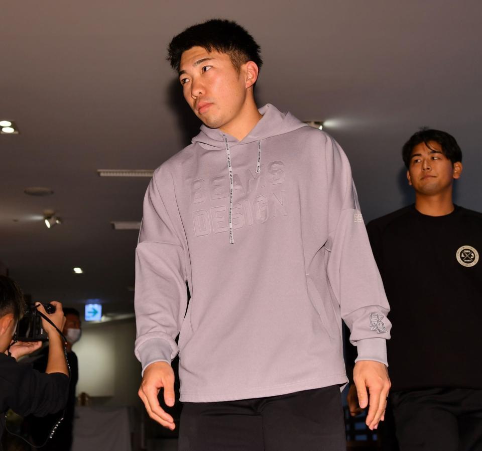 　ミーティングに向かう石井（撮影・中田匡峻）