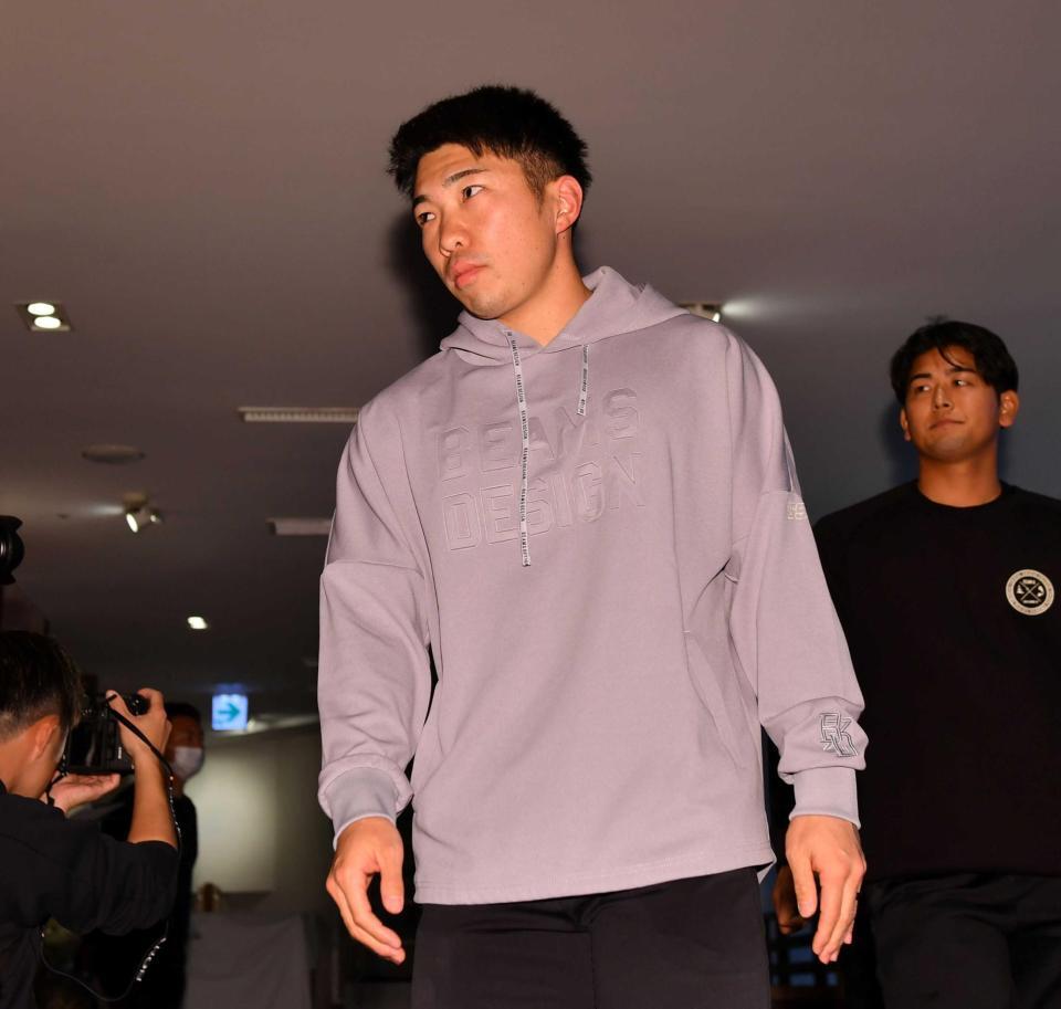 　ミーティングに向かう石井（撮影・中田匡峻）