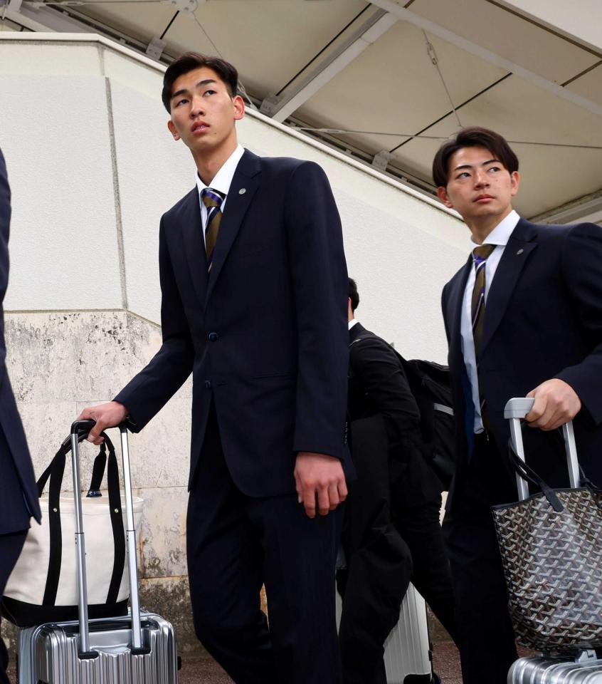 　キャンプインに向け沖縄入りする今朝丸。右は下村