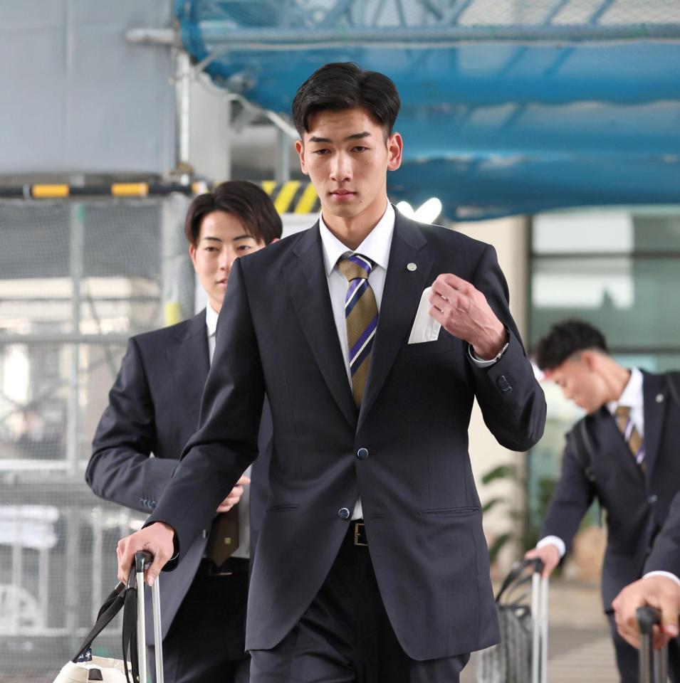 　沖縄入りする今朝丸（撮影・北村雅宏）